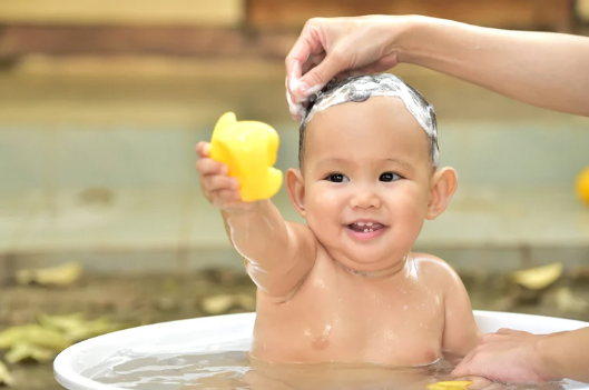 Is it Okay to Bathe a Baby Immediately After Feeding?