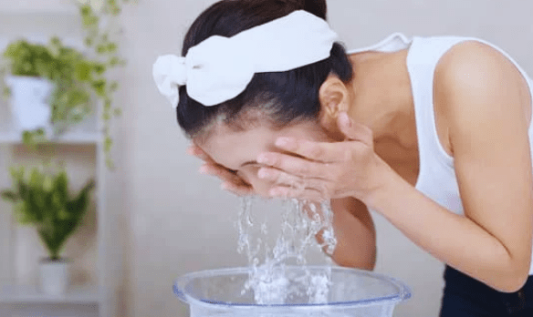 Natural vs Chemical-Based Face Washes: Which Is Better?