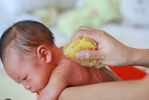 How to Prepare Your Baby for a Sponge Bath